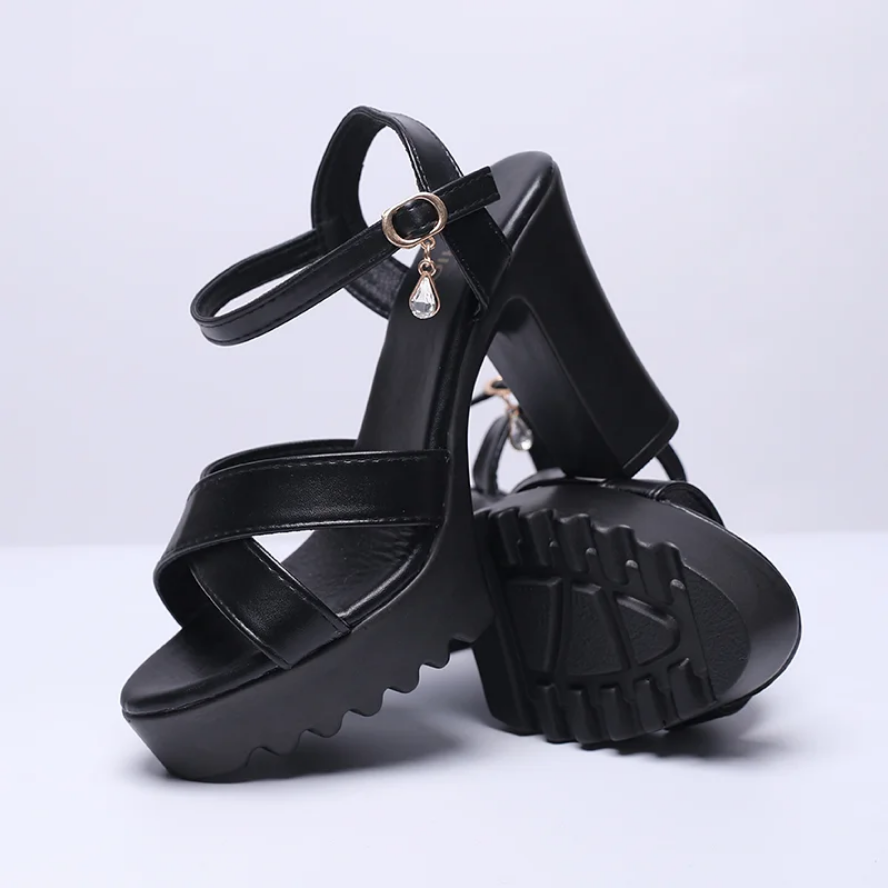 Edgy Chunky Platform Heels Sandals in Black and White